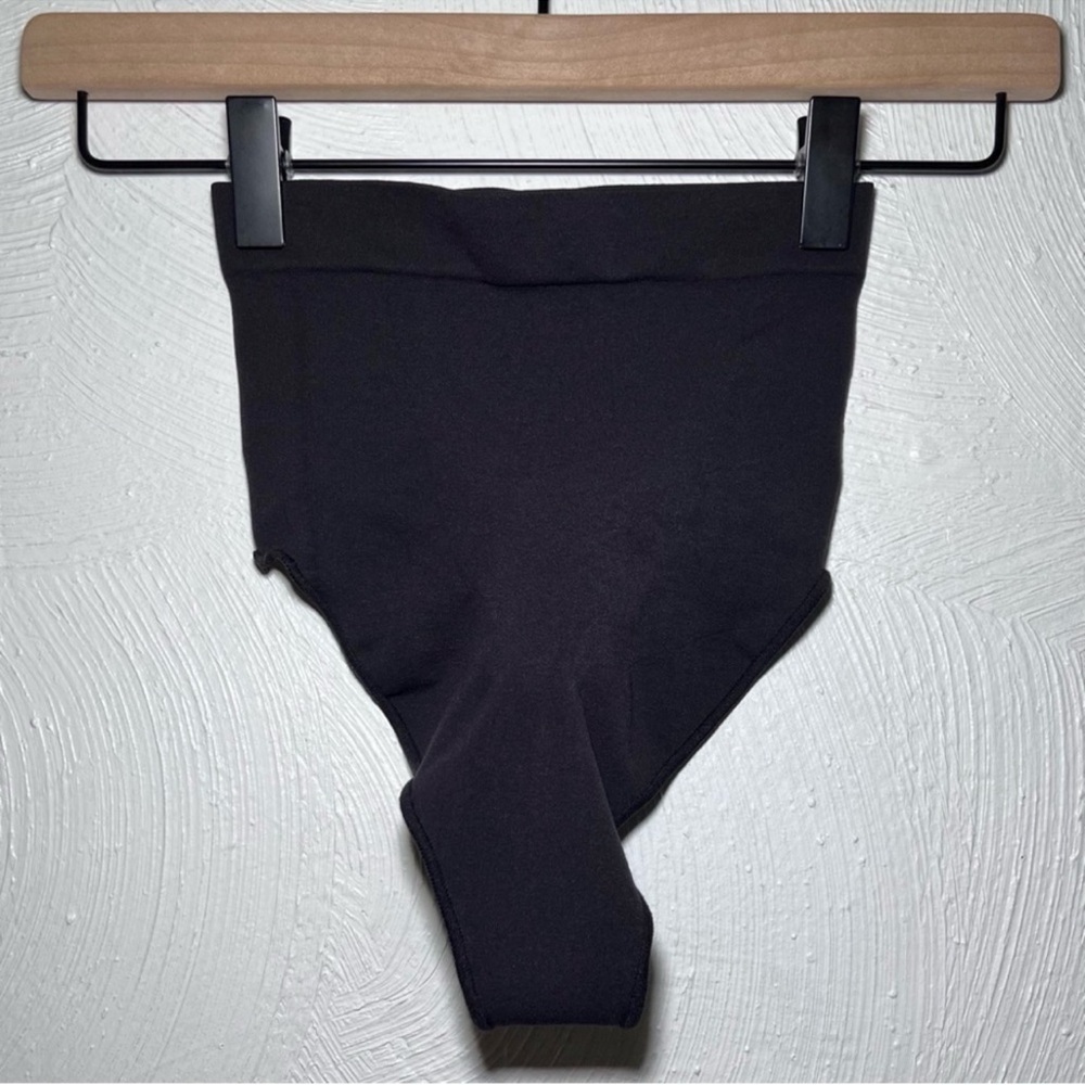 SKIMS NWOT Seamless Sculpt Mid Waist Thong in Onyx S/M